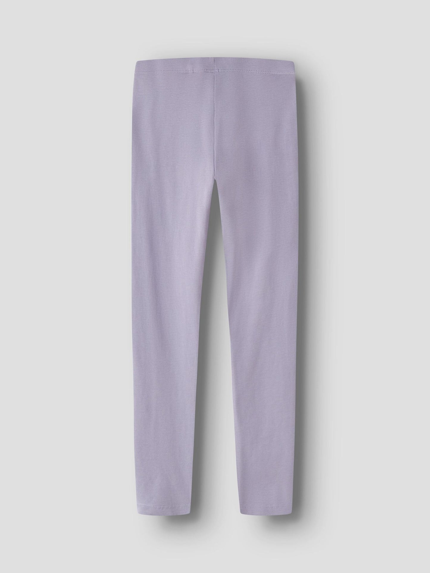 Lila leggings till flicka. Mjuk skön byxa i Lavender Gray från Name it.
NKFVIVIAN LEGGING NOOS
13180124