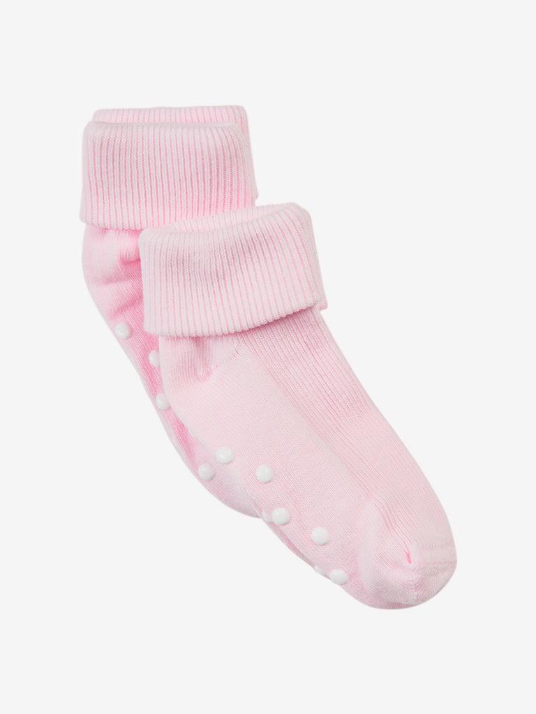 Ljus rosa 2 pack halk strumpor till bebis och barn flicka. Fina halk sockor till flicka barn från Minymo.
Baby rib sock w. ABS (2-pack)
Artikelnummer 5067