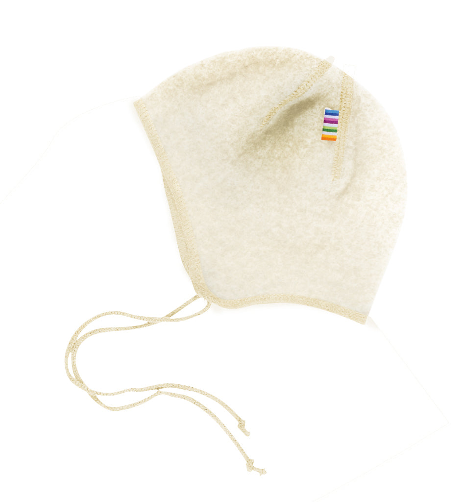 Ljuvlig baby merinoull mössa från Joha. Bebis hjälm till pojke och flicka i natur vit.
Hjälmen har en bekväm, rund form som följer barnets huvudet fint. Hjälmen går att knyta under hakan med mjuka, stickade snören.
Johas ullkläder är gjorda av en stark, vadderad ullkvalitet som känns riktigt mjuk och bekväm mot huden. Ullen säkerställer att barnet alltid har rätt temperatur 97974