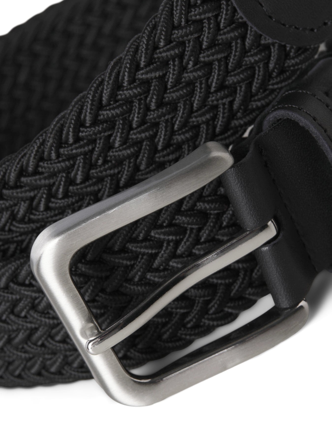 Svart trendigt flätat skärp med stretch från Jack & Jones junior. Bälte till pojke, barn skärp och ungdoms skärp till kille.
JACSPRING WOVEN BELT JNR
12178843