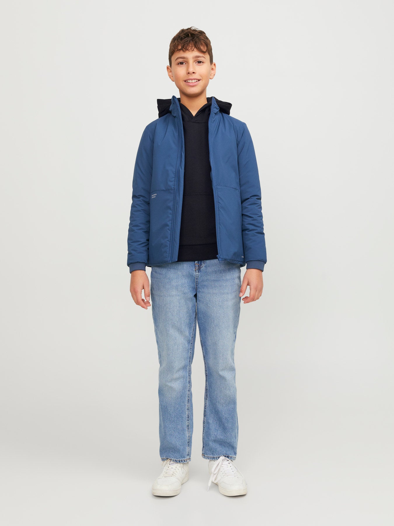 Jack & Jones Junior svart hoodie för pojke med fast huva, känguruficka och mjuk sweatkvalitet