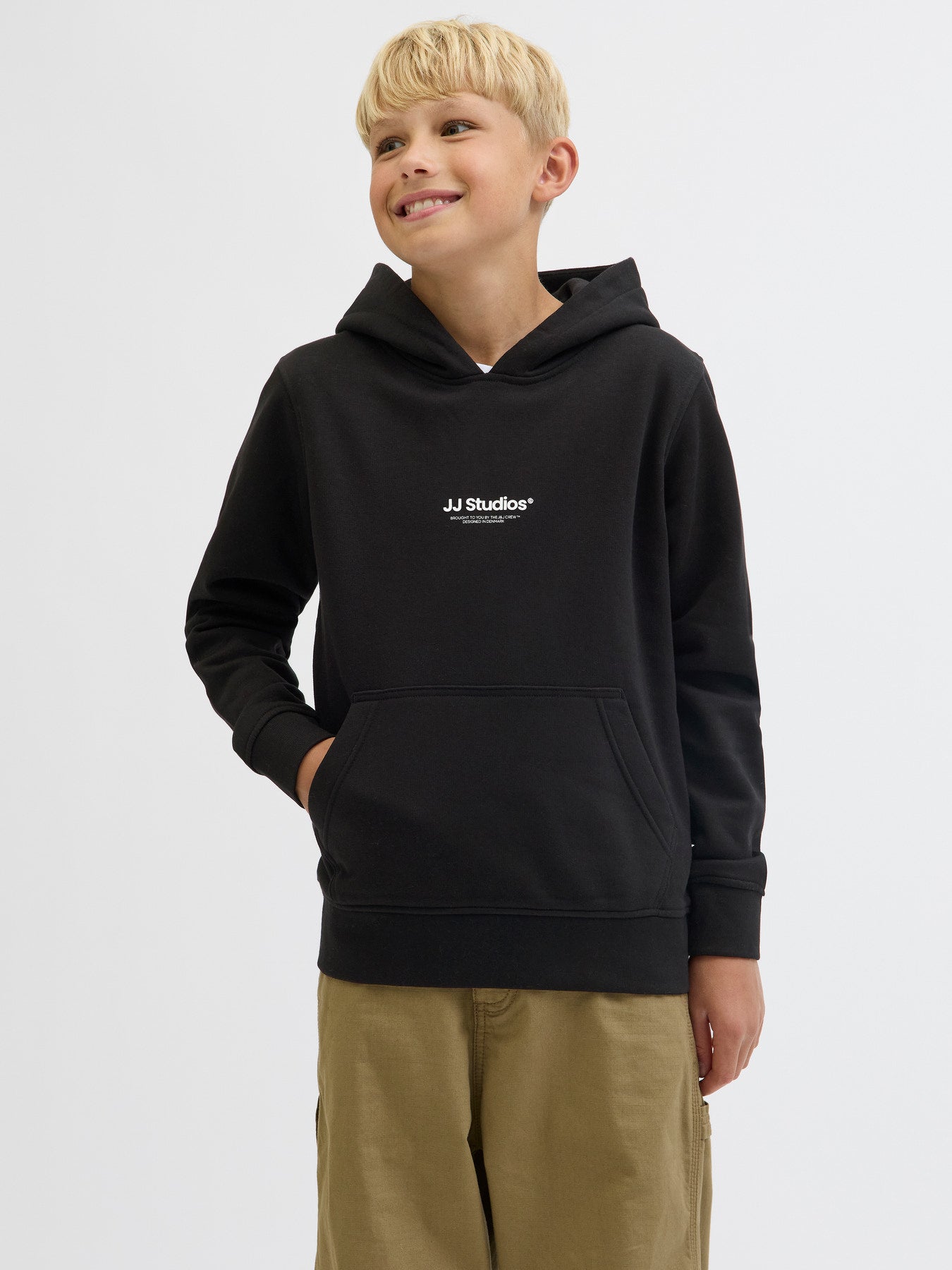 Snygg svart luvtröja till pojke från Jack and Jones. Hoodie till ungdom kille, stor kängeruficka, ekologisk bomull.
JJESOHO SWEAT HOOD NOOS JNR
12279109
