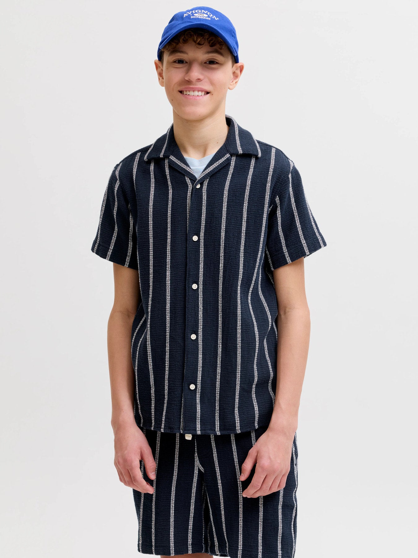 Marin blå randig kortärmad twill skjorta till pojke. Ekologiska ungdomskläder från Jack and Jones, kortärmad sommar skjorta till kille.
JJECOBA STRIPE RESORT SHIRT SS SN JNR
12279707