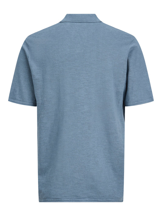 Backsidan av blå stickad pike tröja till pojke. Ungdom kläder i ekologisk bomull till kille, ungdomskläder från Jack & Jones Junior.
JJKANE KNIT SPLIT NECK POLO JNR
12288587