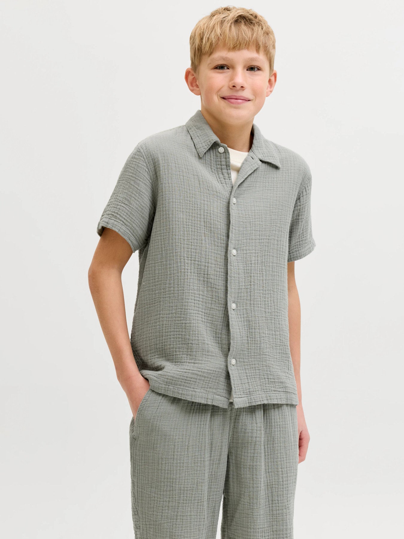 Grön kortärmad sommar skjorta till kille. Ungdomskläder från Jack and Jones, skjorta till pojke.
JORNANTUCKET DOUBLE CLOTH SHIRT SS JNR
12293594