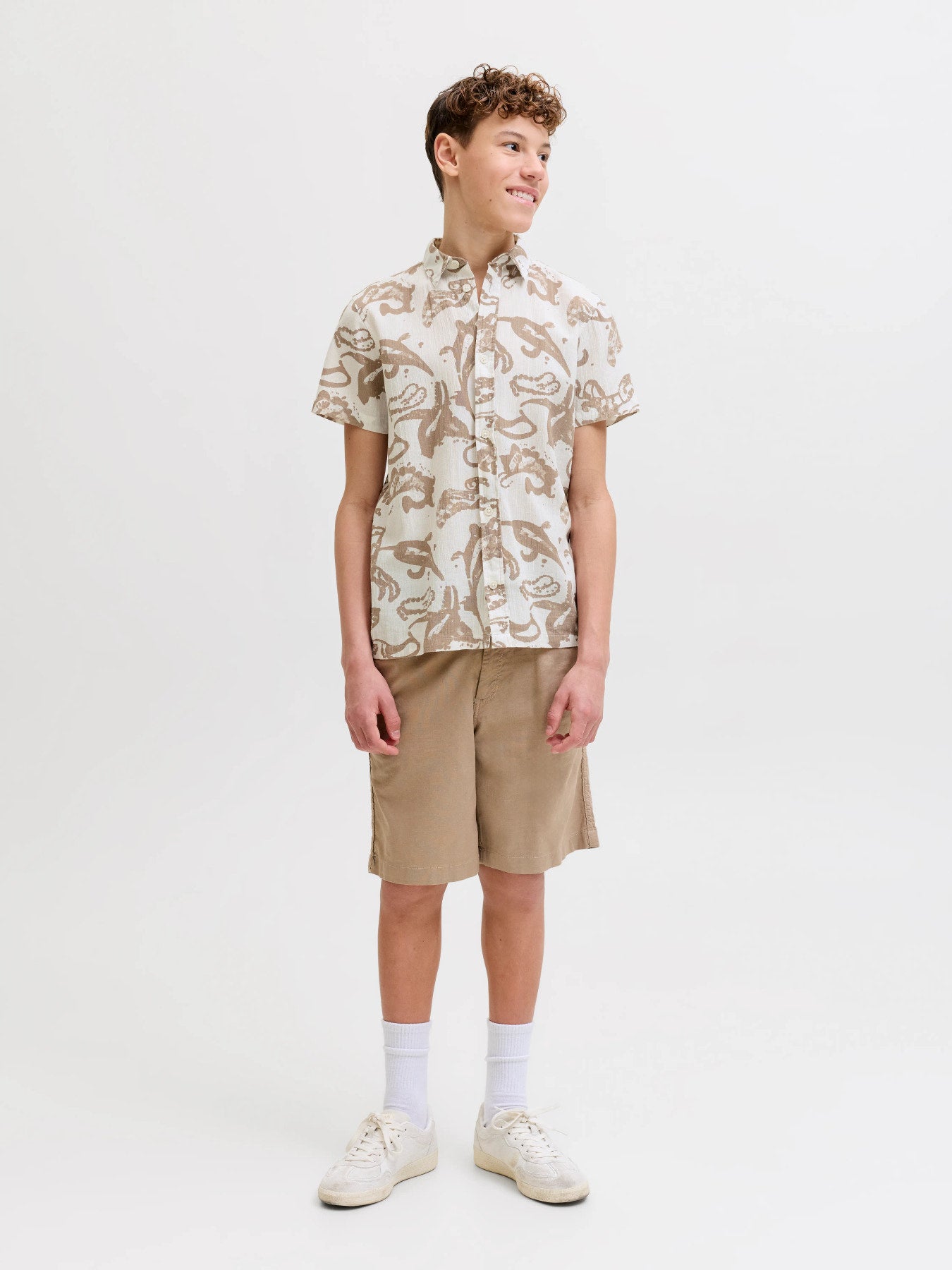 Vit och beige mönstrad skjorta till pojke. Kortärmad blommig sommar skjorta till kille, barn och ungdoms skjortor från Jack and Jones
JORMONTAUK AOP SHIRT SS JNR
12293813