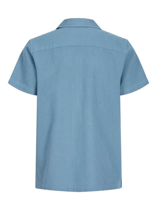 Blå våffelmönstrad skjorta till ungdom kille. Kortärmad sommar skjorta till pojke från Jack and Jones.
JJGLOBAL WAFFLE RESORT SHIRT SS JNR
12295599