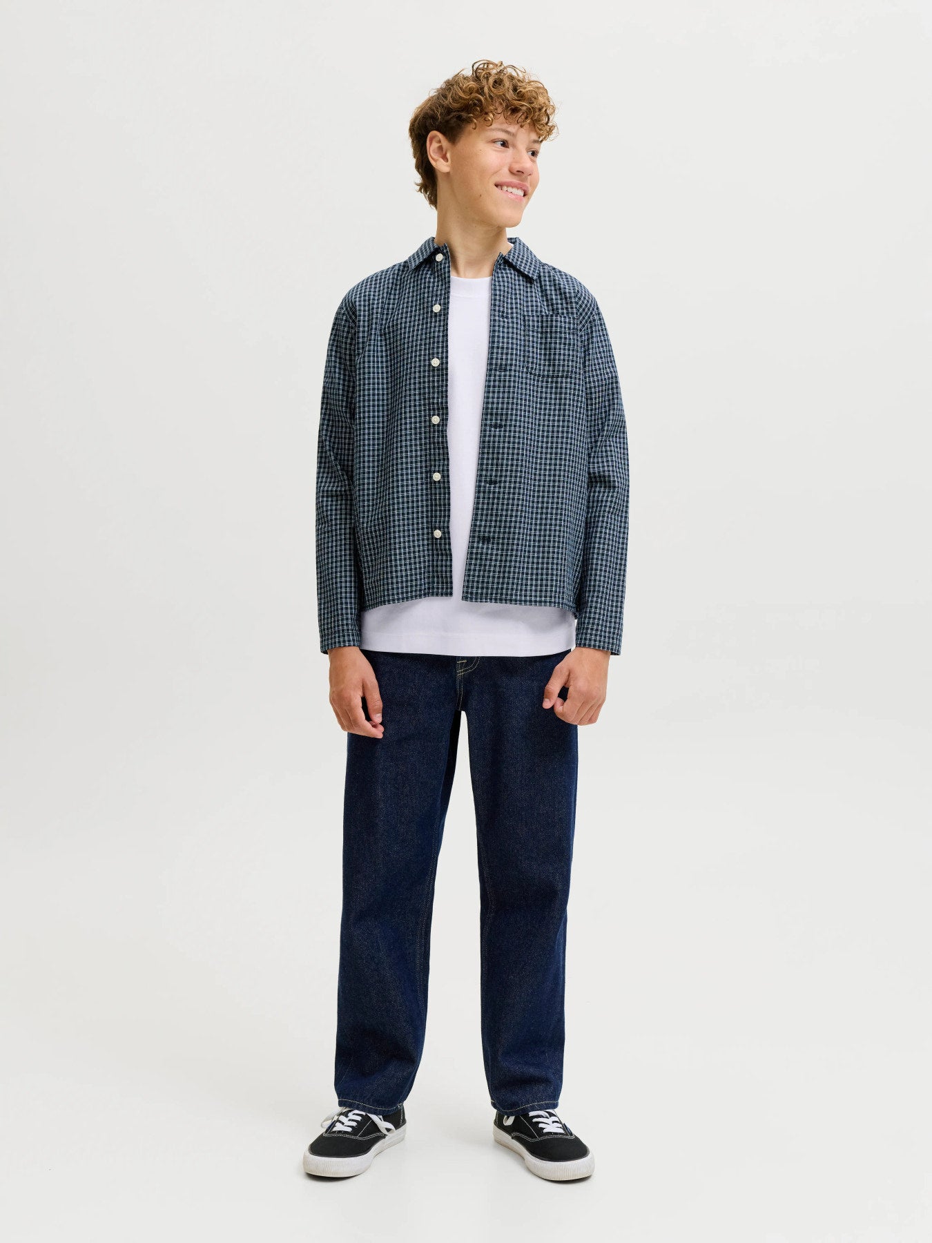 Jack & Jones Junior vit loose fit t-shirt för pojke i ekologisk bomull och återvunnen polyester med rund halsringning och mjuk interlock-kvalitet