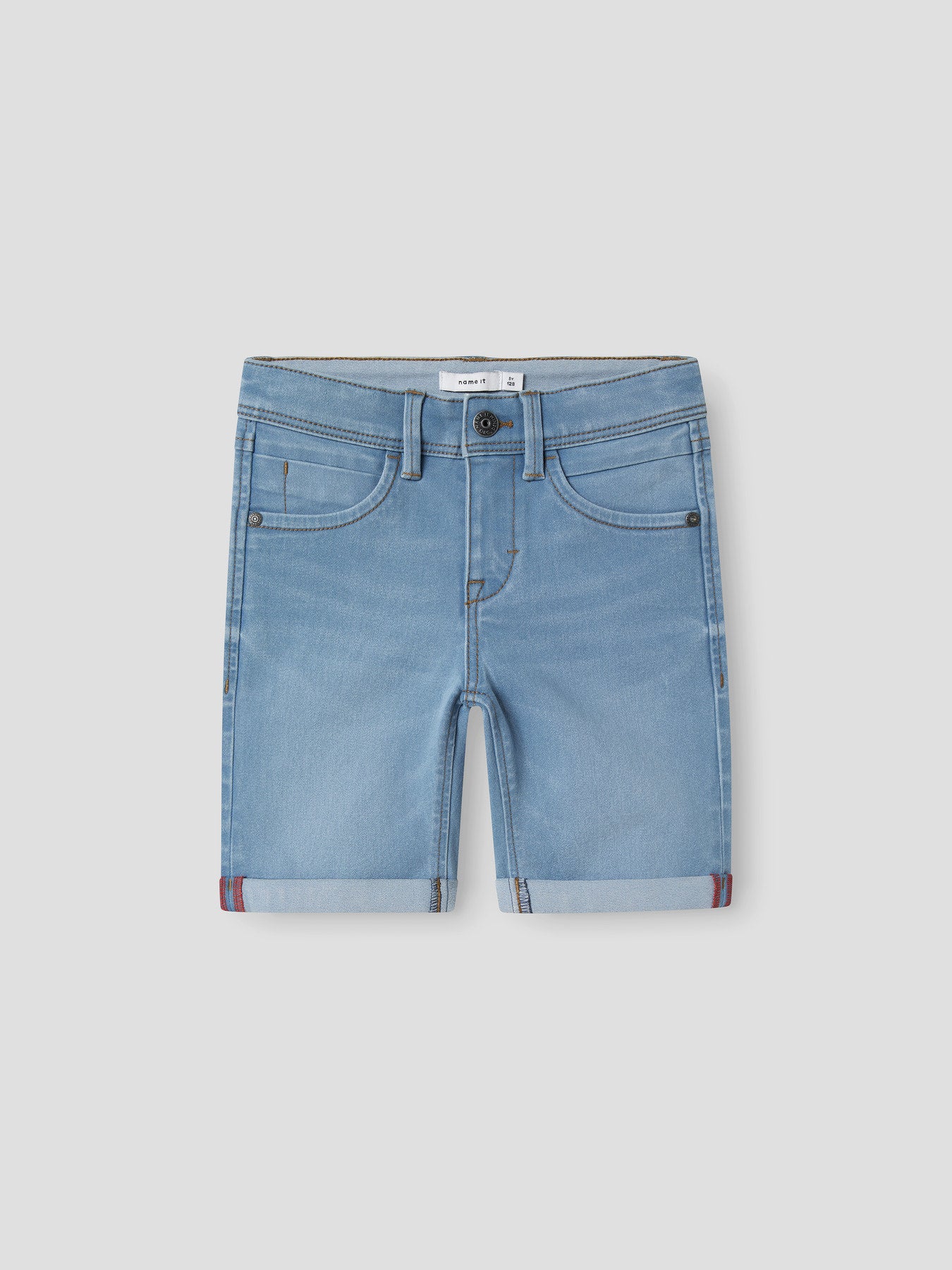Snygg ljus blå smal jeans shorts till pojke. Jeansshorts med skön stretch till kille från Name it.
NKMSILAS SLIM DNM L SHORTS 2272-TX NOOS
13150022