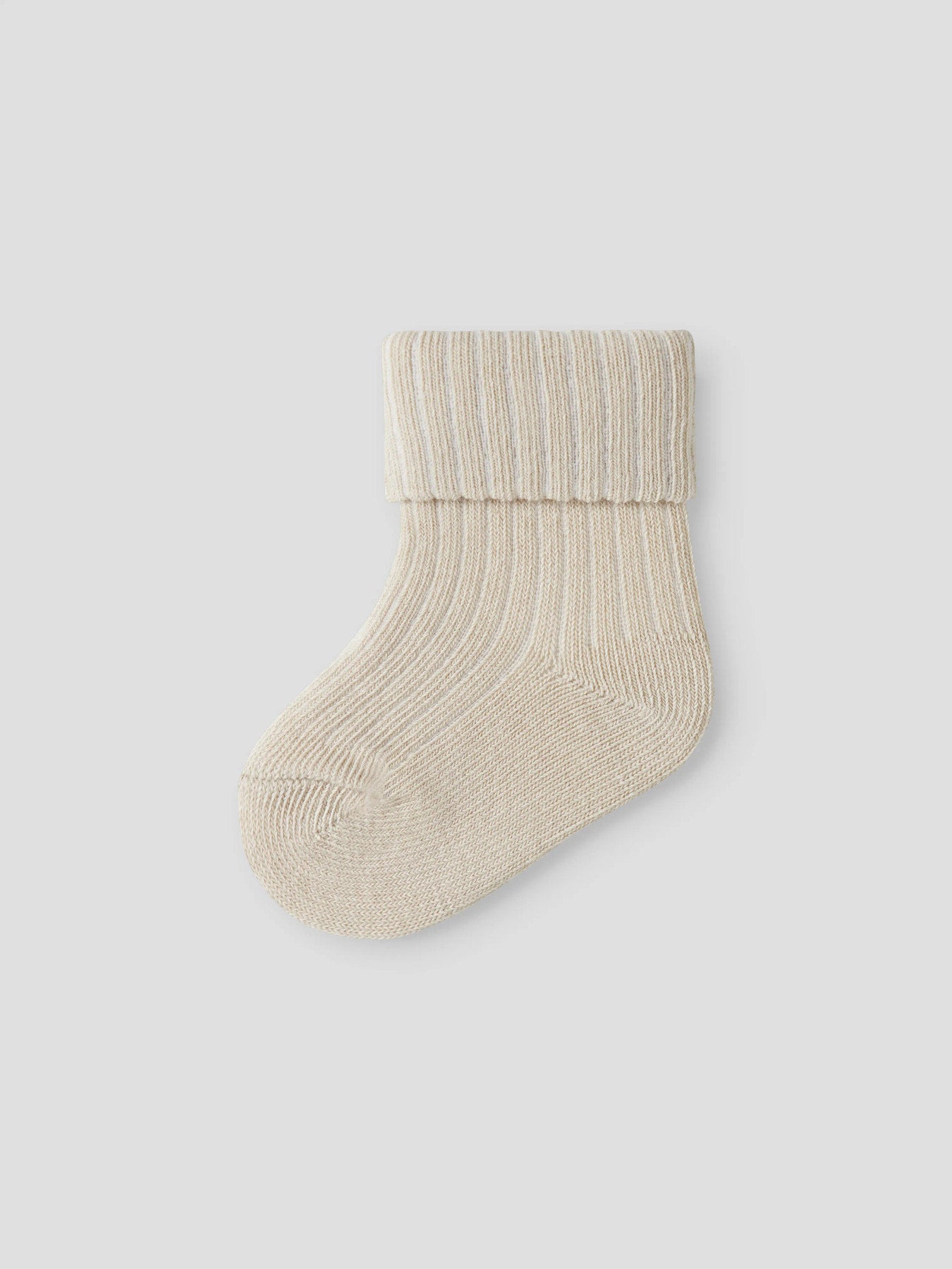Ljus beige vita baby strumpor till flicka. Bebis strumpor till nyfödd baby flicka från Name it.
NBFNOBBA SOCK
13207439