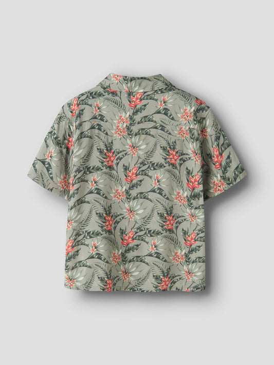 Grön blommig kortärmad skjorta till pojke. Skön sommar skjorta till barn och ungdom kille från Name it.
NKMFERANE SS SHIRT BOX
13214159