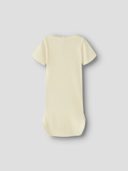 Ljus gul kortärmad body till bebis flicka. Baby body i ekologisk bomull från Name it.
NBFKAB SS BODY NOOS
13218873