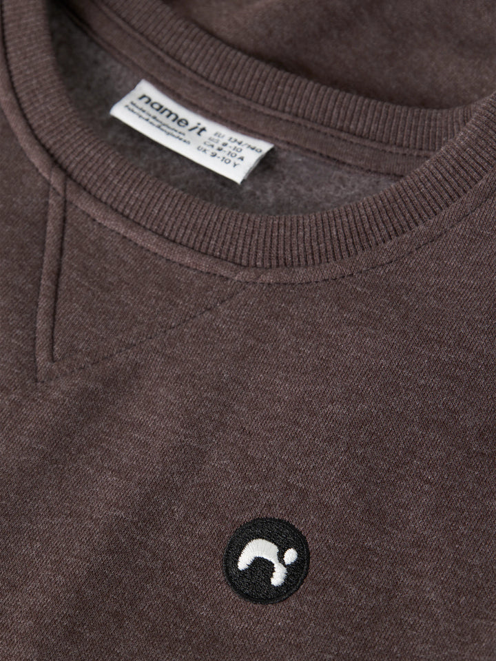 Brun långärmad sweatshirt tröja med rund o-neck till pojke. Barnkläder sweat tröja till ungdom kille.
NKMVIMO LS SWEAT BRU NOOS
13220321