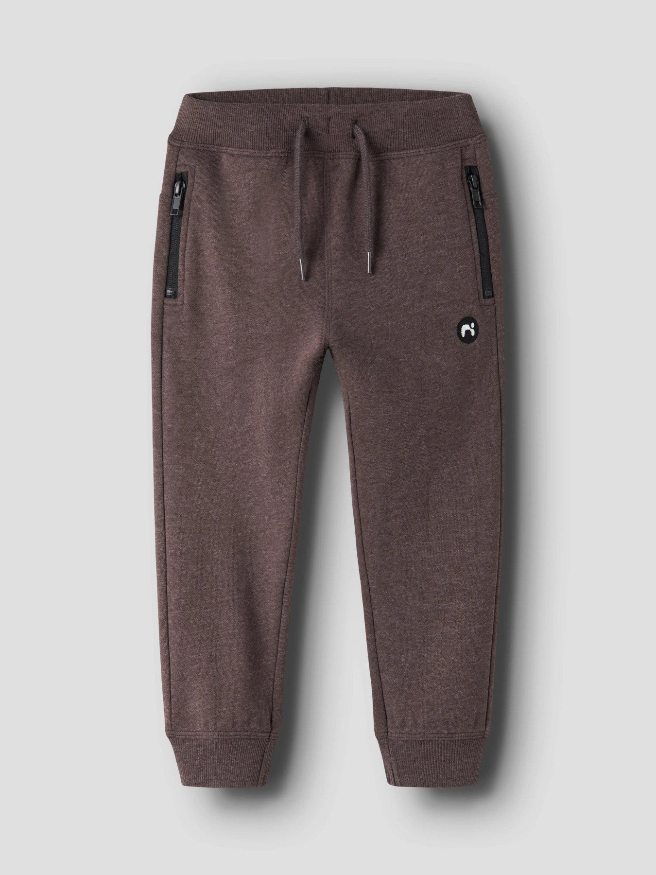 Bruna mys byxa till pojke. Joggers till liten kille från Name it.
NMMVIMO SWE PANT BRU NOOS
13220380