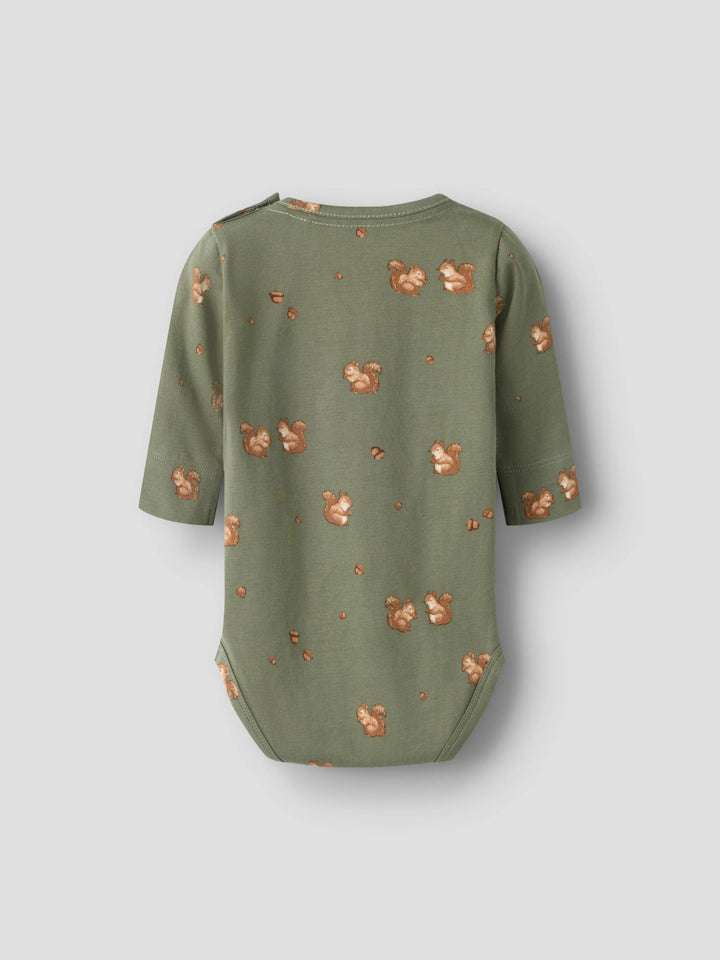 Name It Feyan långärmad babybody Mulled Basil grön med ekorrmotiv unisex – 13223001