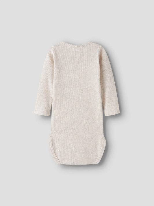 Ljus beige natur vit baby body till nyfödd pojke och flicka. Långärmad ribbad bebis body i ekologisk bomull från Name it.
NBNKAB LS BODY NOOS
13226313