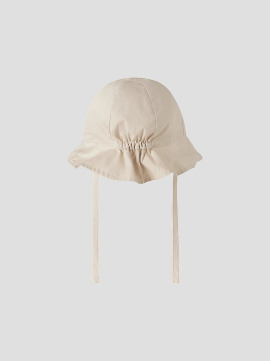 Beige enfärgad solhatt till bebis pojke och flicka. Baby uv hatt som skyddar din lilla bebis mot solens strålar.
NBNZILU UV HAT W/ EARFLAPS
13226586