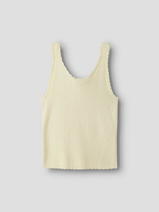 Gult stickat linne till tjej. Ekovero linne till flicka, gul färg. Fina detaljer och vackert, trendigt linne från Name it.
NKFFILISA KNIT STRAP TOP
13227354