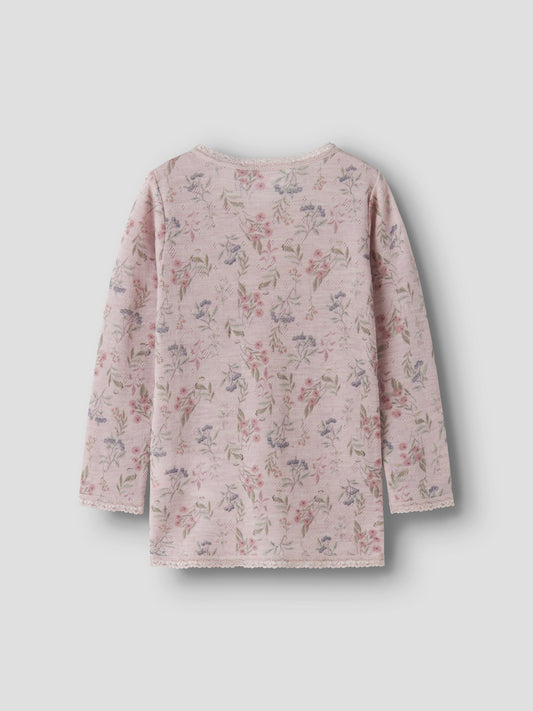 Name It Wang långärmad merinoullströja med blommönster i färgen Violet Ice för mini flicka.