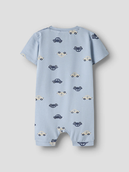 Blå sunsuit till baby pojke. Solig overall soldräkt till nyfödd bebis pojke. Mönstrad bodysuit med bilar, onesies från Name it, ekologiska bebis kläder.
NBMVROELS SUNSUIT BOX
13229234
