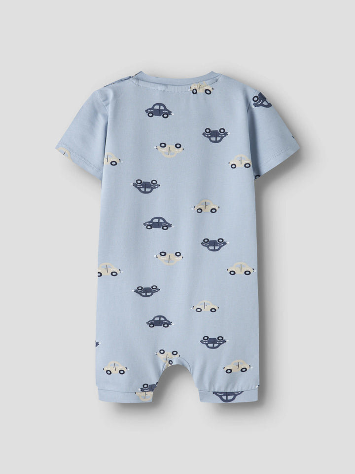 Blå sunsuit till baby pojke. Solig overall soldräkt till nyfödd bebis pojke. Mönstrad bodysuit med bilar, onesies från Name it, ekologiska bebis kläder.
NBMVROELS SUNSUIT BOX
13229234