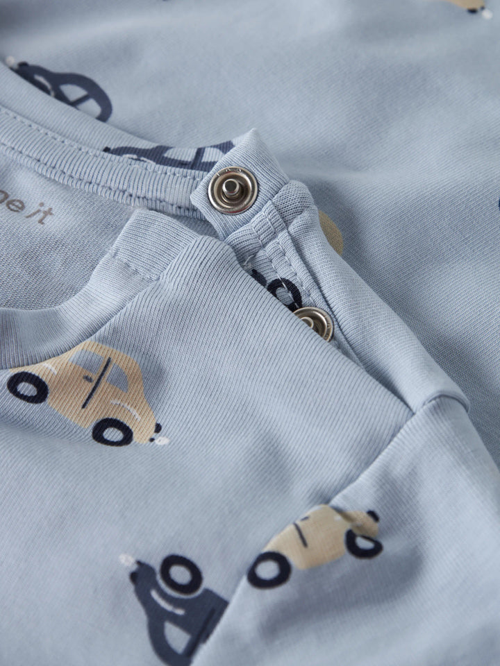 Blå sunsuit till baby pojke. Solig overall soldräkt till nyfödd bebis pojke. Mönstrad bodysuit med bilar, onesies från Name it, ekologiska bebis kläder.
NBMVROELS SUNSUIT BOX
13229234