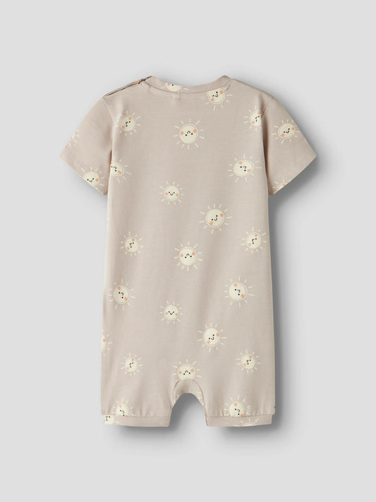Beige sunsuit till baby pojke. Solig overall soldräkt till nyfödd bebis pojke. Mönstrad bodysuit med solar, onesies från Name it, ekologiska bebis kläder.
NBMVROELS SUNSUIT BOX
13229234