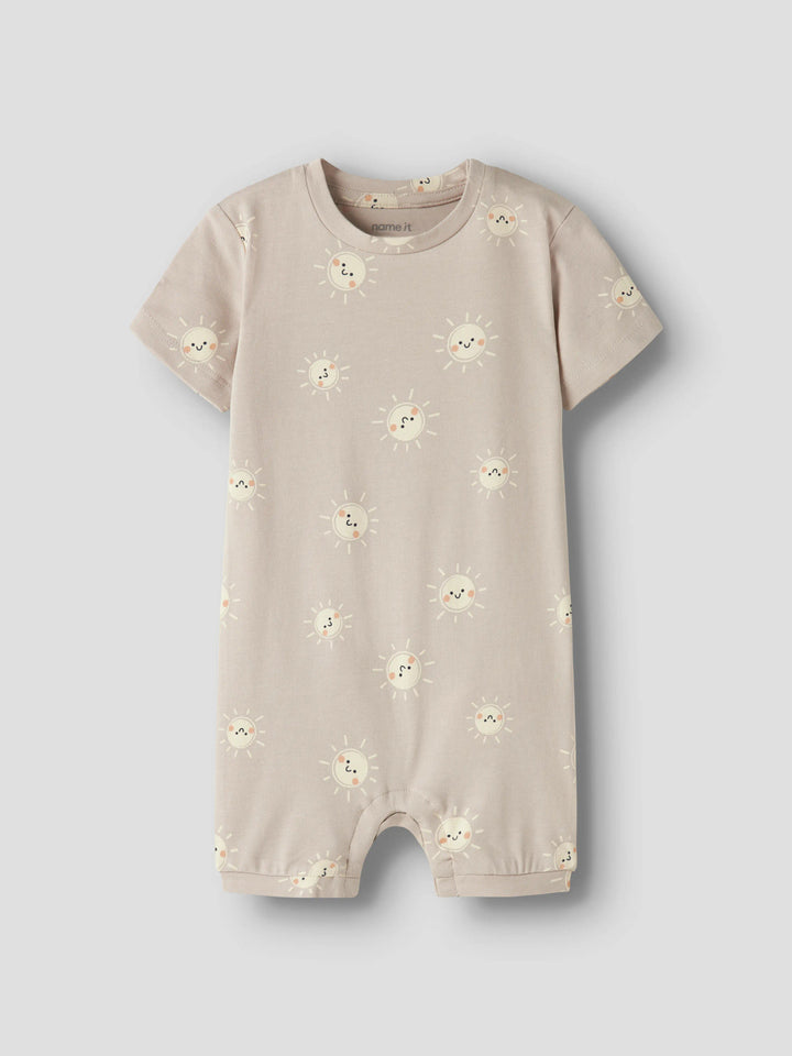 Beige sunsuit till baby pojke. Solig overall soldräkt till nyfödd bebis pojke. Mönstrad bodysuit med solar, onesies från Name it, ekologiska bebis kläder.
NBMVROELS SUNSUIT BOX
13229234