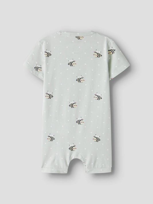 Grön prickig sunsuit till baby flicka. Soloverall soldräkt till nyfödd bebis flicka. Mönstrad bodysuit med bin, onesies från Name it, ekologiska bebis kläder.
NBFVANDORA SUNSUIT BOX
13229241
