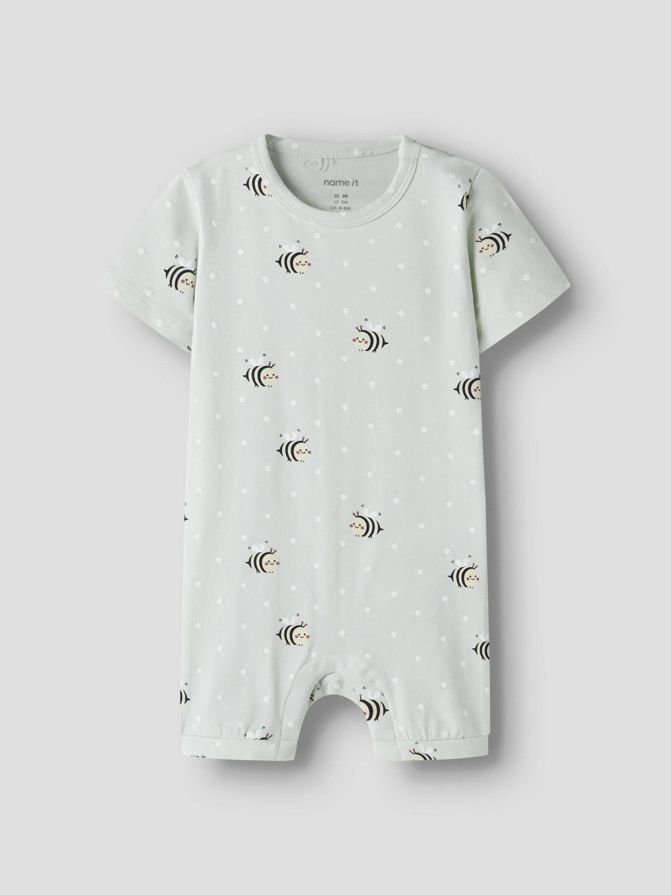 Grön prickig sunsuit till baby flicka. Soloverall soldräkt till nyfödd bebis flicka. Mönstrad bodysuit med bin, onesies från Name it, ekologiska bebis kläder.
NBFVANDORA SUNSUIT BOX
13229241