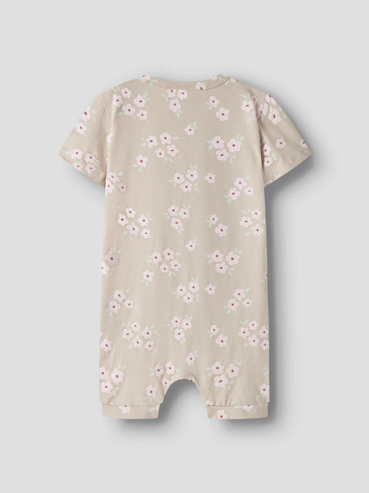Beige blommig sunsuit till baby flicka. Soloverall soldräkt till nyfödd bebis flicka. Mönstrad bodysuit med blommor, onesies från Name it, ekologiska bebis kläder.
NBFVANDORA SUNSUIT BOX
13229241