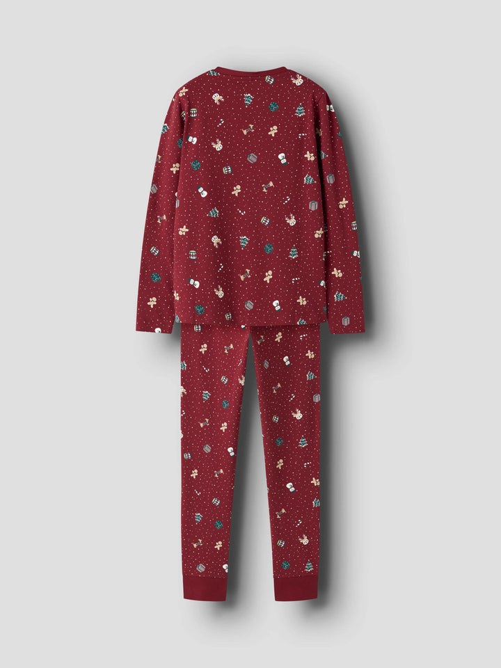 Ismas julpyjamas med långärmad tröja och byxor i rött med julmotiv till flicka och pojke.