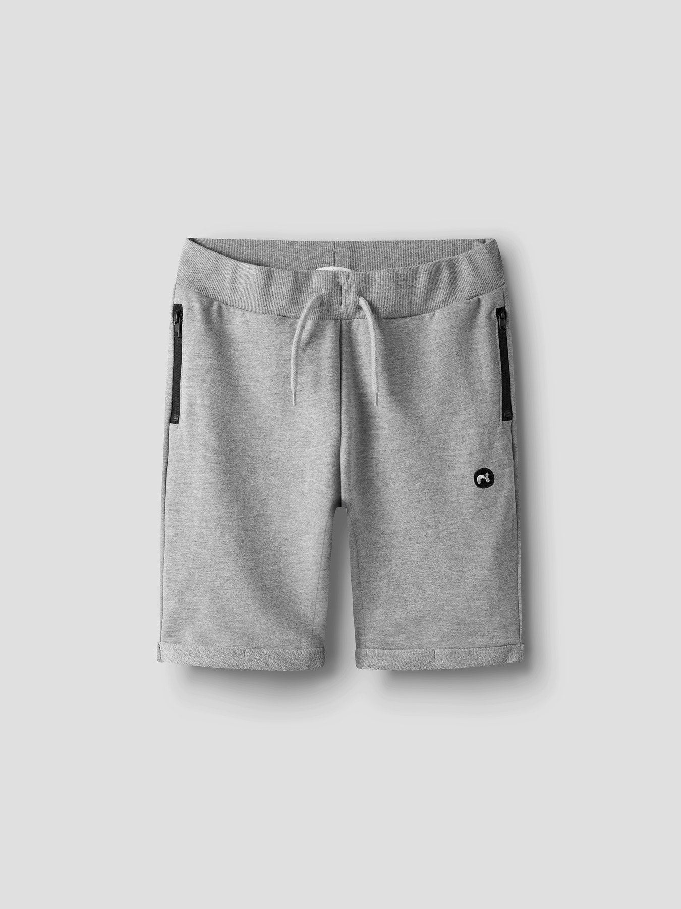 Ljus grå långa mjukis shorts i sweat kvalitet. Lång shorts med dragkedjor på fickorna till pojke.
NKMVIMO SWE SHORTS UNB NOOS
13236219