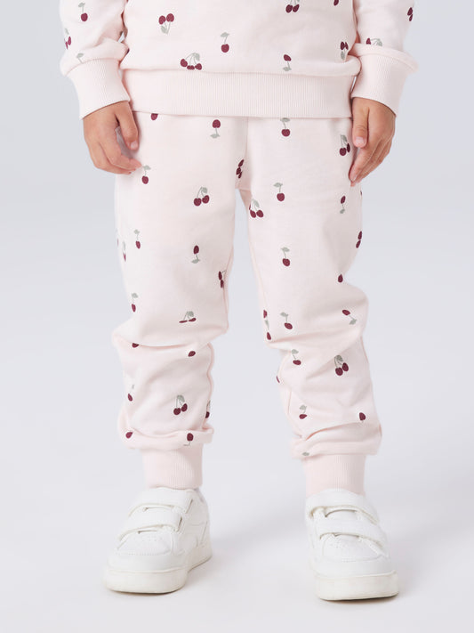 Name It ljusrosa mjukisbyxor med röda körsbär för flicka i ekologisk bomull med elastisk midja och mjuk sweatkvalitet