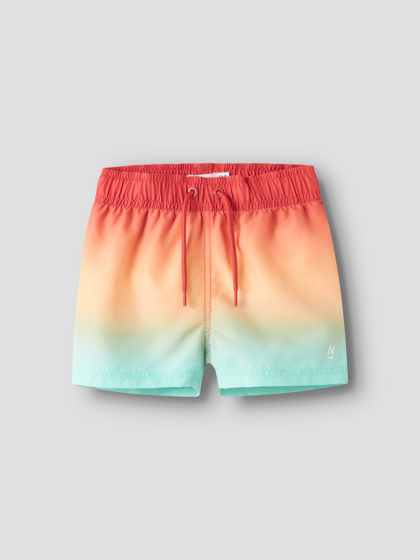 Regnbåges färgade bad shorts till pojke. Badshorts, badbyxor till pojke i återvunnen polyester från Name it. Röda, orange och blå bad shorts till pojke.
NMMZOCCAS SWIM SHORTS
13239800