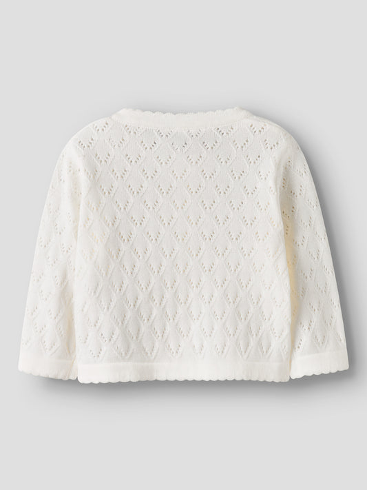 Vit söt baby kofta till flicka. Cardigan i ekologisk bomull till nyfödd bebis flicka från Name it.
NBFDESINA LS SHORT KNIT CARD
13239824