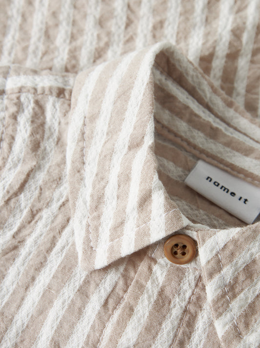 Vit och beige randig kortärmad baby skjorta till pojke. Sommar skjorta till bebis pojke, ekologiska baby kläder från Name it.
NBMFEDENIS SS SHIRT
13240217