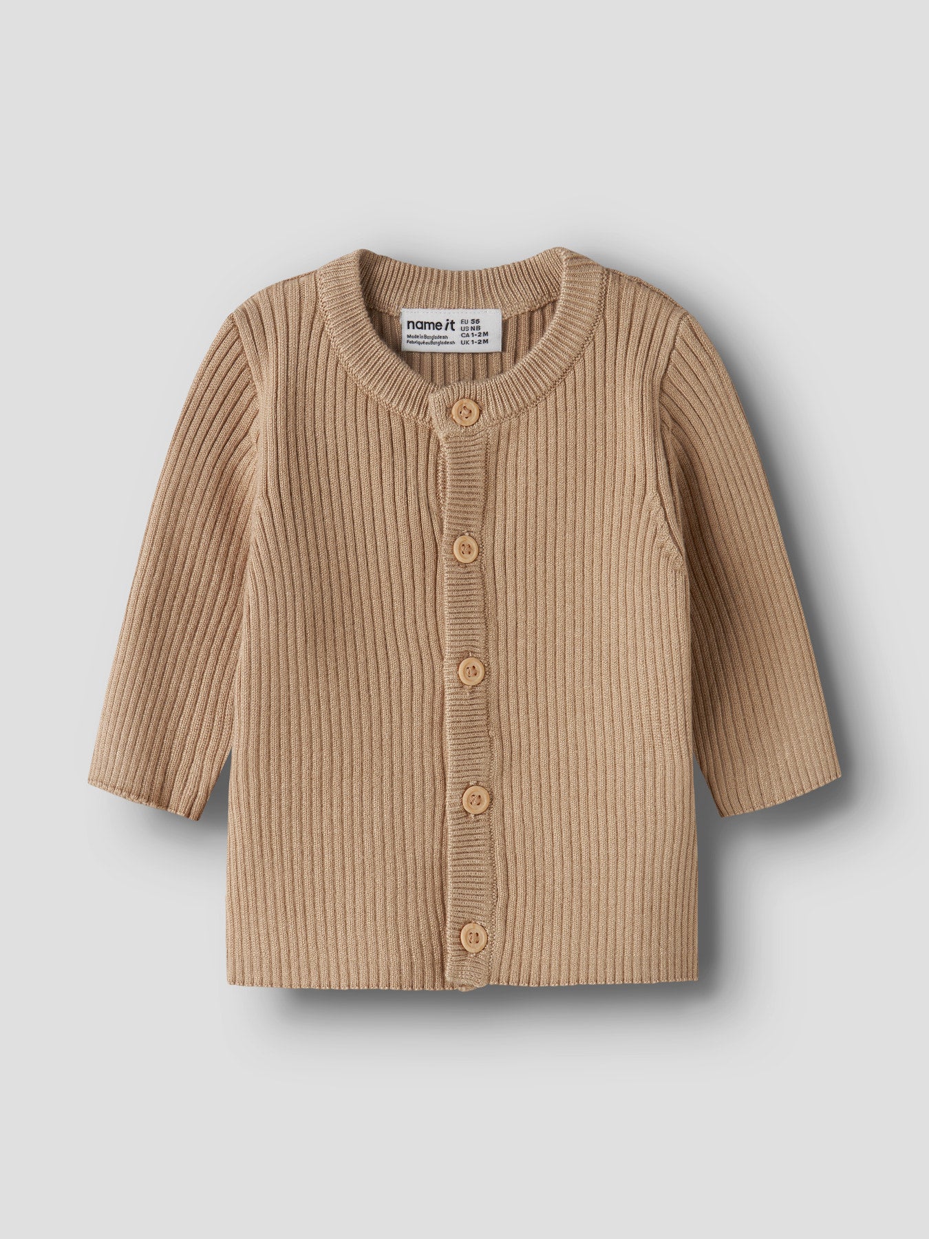 Name It NOBI stickad babykofta i färgen Sesame med rund hals, knappar framtill och mjuk ribbstickad kvalitet i LENZING™ ECOVERO™ viskos för baby pojke och flicka.