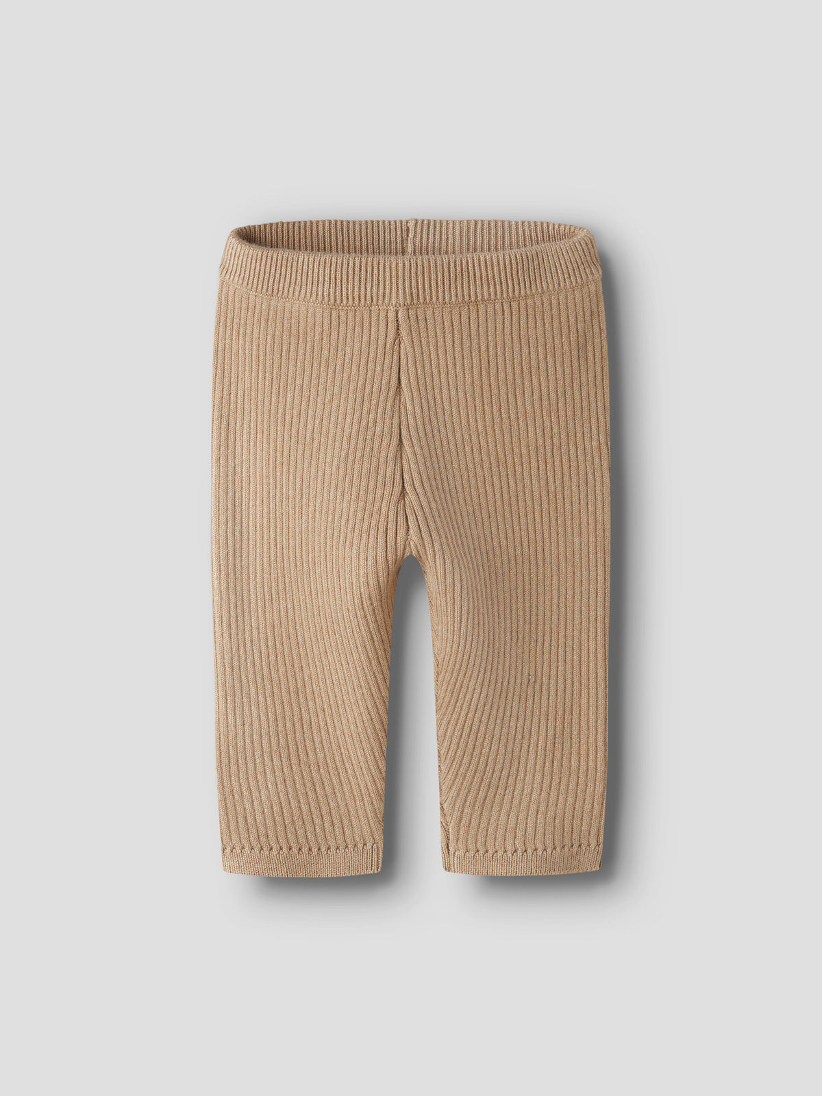 Stickade beige babybyxor från name it NOBI i ribbstickad LENZING™ ECOVERO™ viskos med bred resår i midjan, mjuka och bekväma för baby.