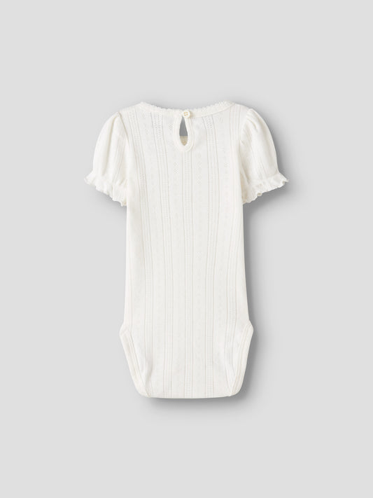 Söt kortärmad baby body till nyfödd bebis flicka. Vit bebis body med puffärmar och rosett till flicka. Ekologiska baby kläder till flicka från Name it.
NBFHAPPY SS BODY
13242898