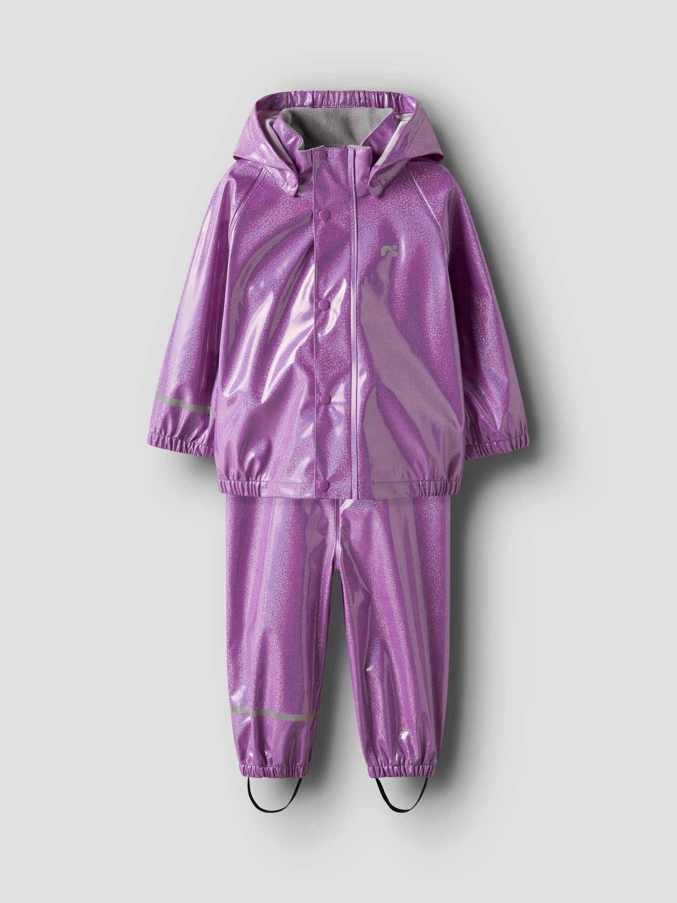 Glittrigt lila regnställ med regnjacka och regnbyxa till flicka. Galonkläder till flicka med galonbyxor med hängslen och galon och regnjacka till barn i samma matchande glitter.
NMFDRY10 RAIN SET GLITTER FO
13249219