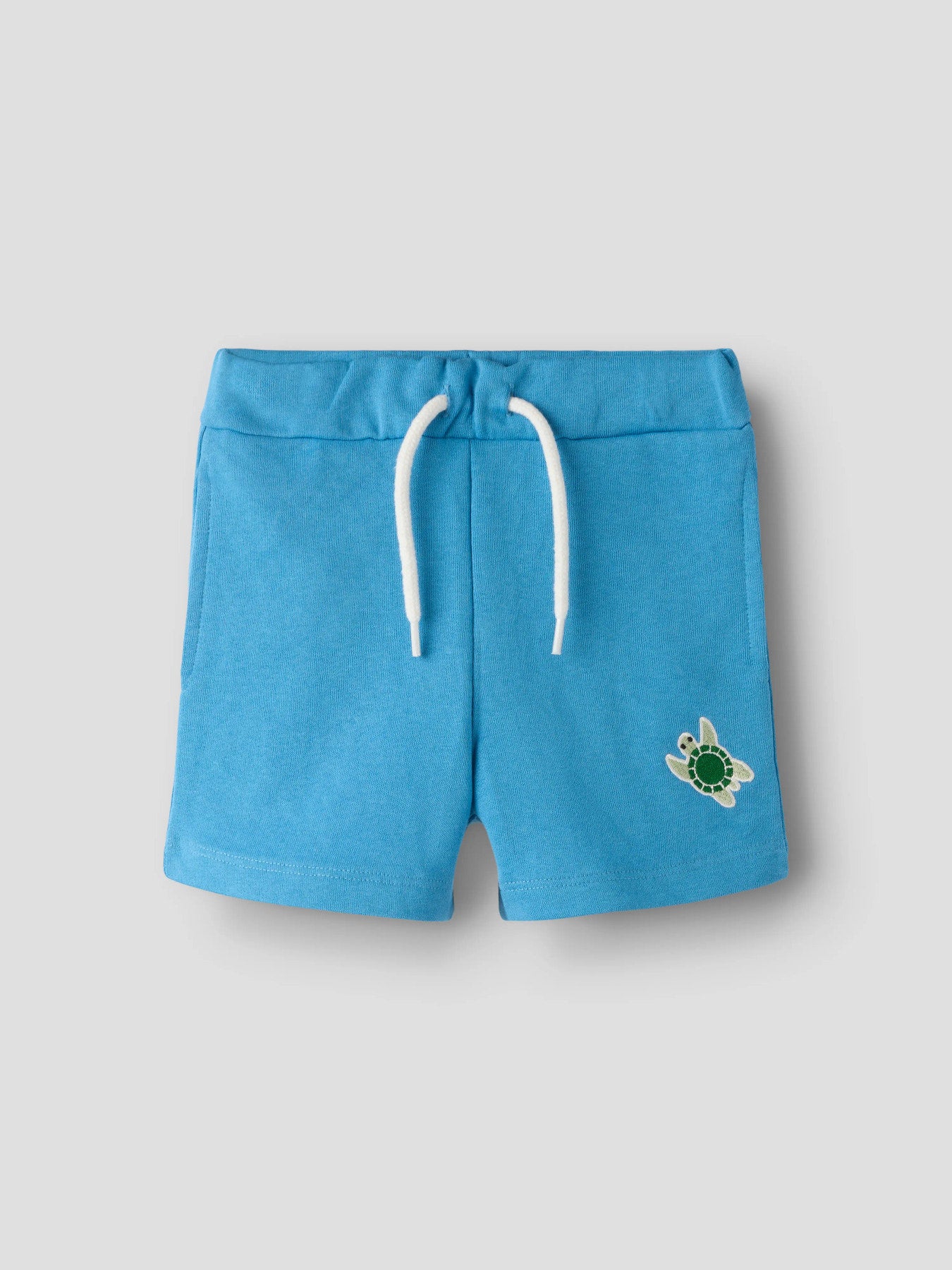Turkos blå mjukis shorts till pojke. Sweat shorts ljusblå till pojke från Name it.
NMMFRESNO NREG SWE SHORTS UNB BOX PB
13251015