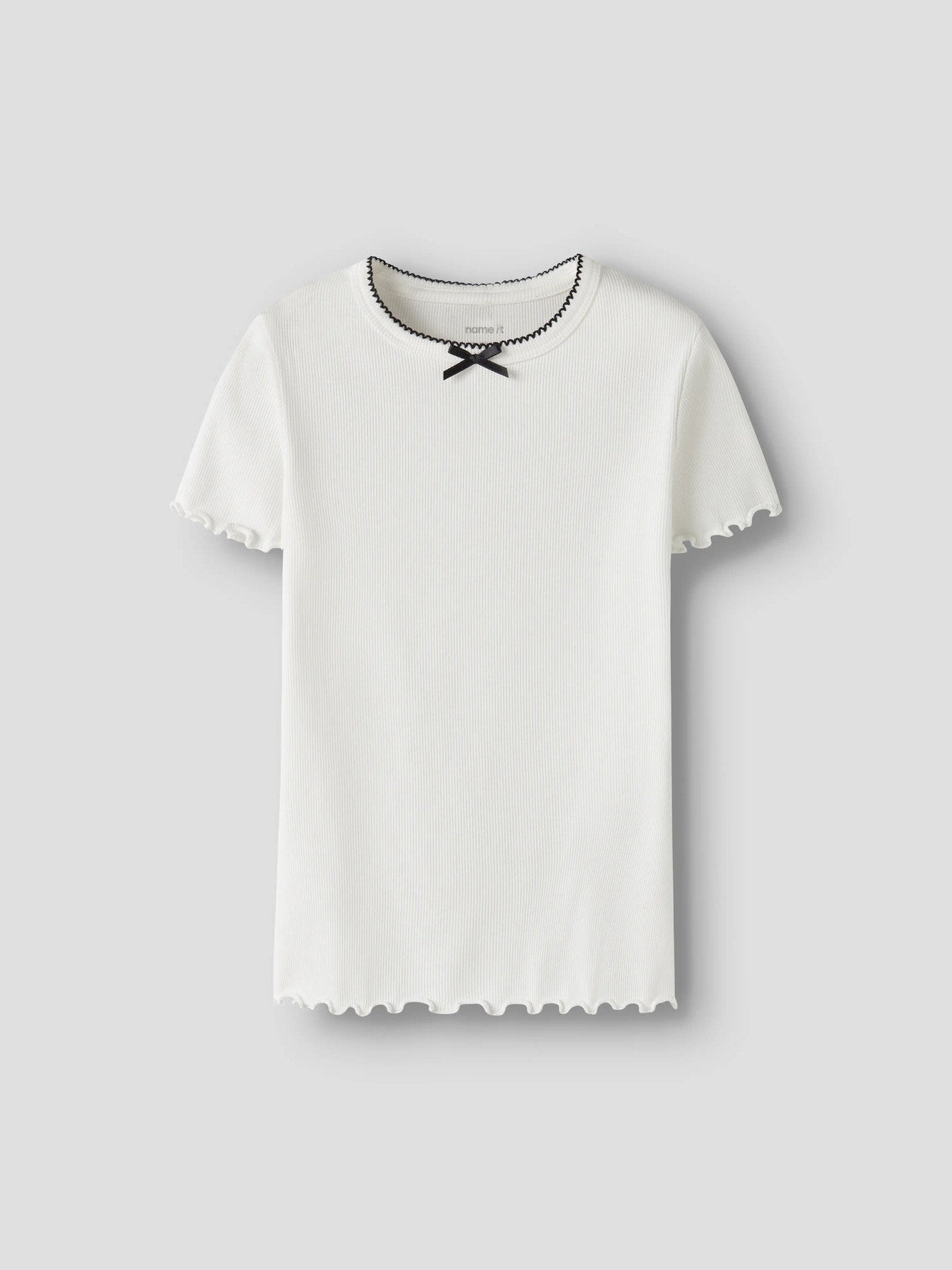 Söt vit kortärmad topp med svart rosett. T-shirt till flicka i ekologisk bomull från Name it.
NKFFIONA SS SLIM TOP PB
13251233