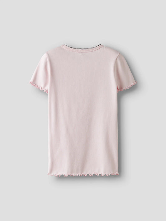 Söt ljus rosa kortärmad topp med svart rosett. T-shirt till flicka i ekologisk bomull från Name it.
NKFFIONA SS SLIM TOP PB
13251233