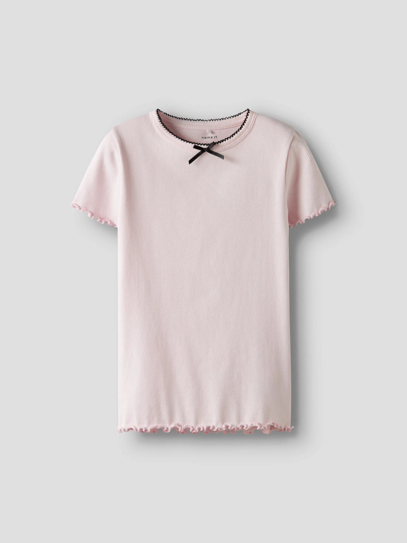 Söt ljus rosa kortärmad topp med svart rosett. T-shirt till flicka i ekologisk bomull från Name it.
NKFFIONA SS SLIM TOP PB
13251233