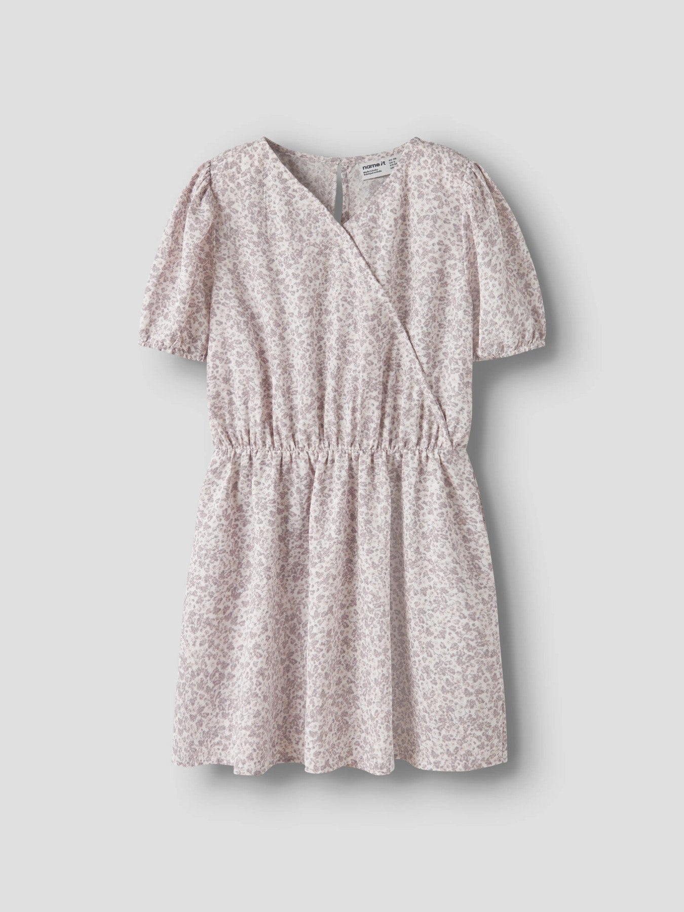 Söt små blommig omlott klänning till flicka. Omlottklänning i grå lila blommor på sommarklänning från Name it.
NKFFANY SS WRAP DRESS PB
13251247