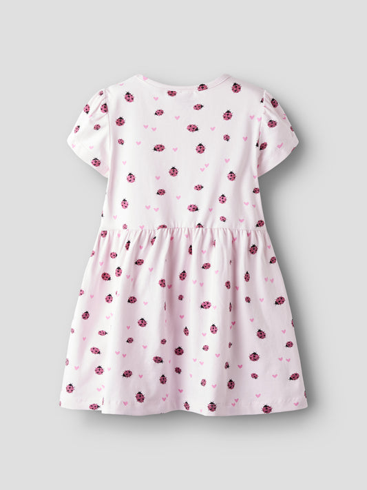 Rosa kortärmad nyckelpiga klänning till flicka. Söt sommar klänning med blommor och nyckelpigor, ekologiska barnkläder från Name it.
NMFFILLA SS DRESS BOX PB
13251499