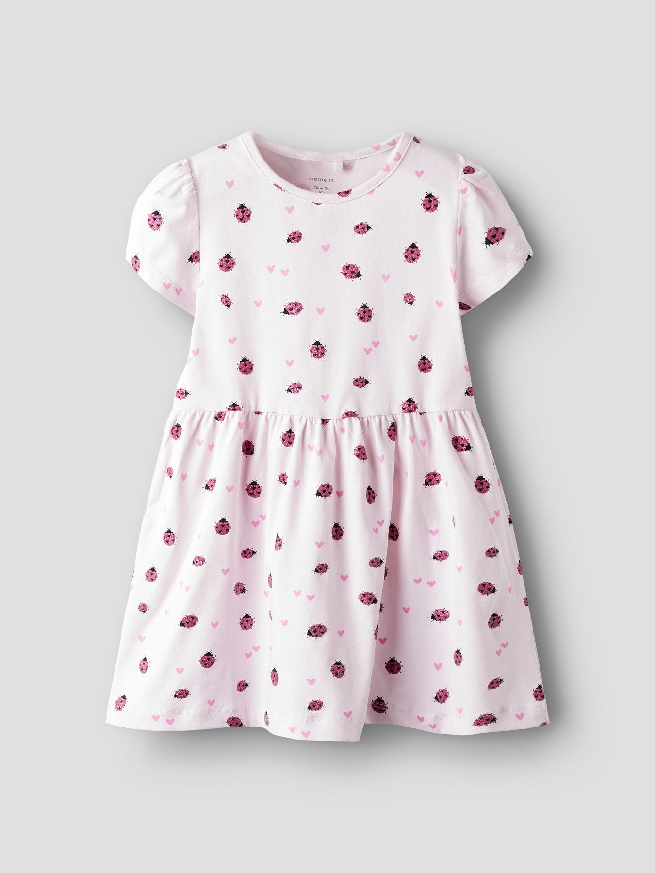 Rosa kortärmad nyckelpiga klänning till flicka. Söt sommar klänning med blommor och nyckelpigor, ekologiska barnkläder från Name it.
NMFFILLA SS DRESS BOX PB
13251499