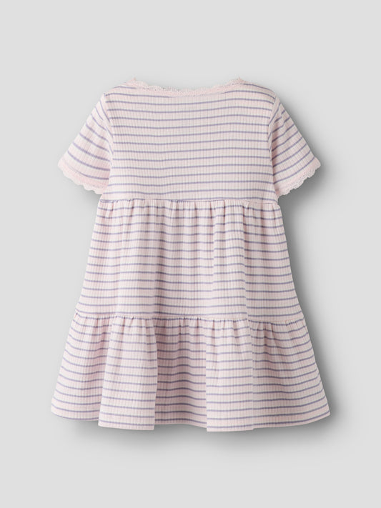 Grå och rosa randig mjuk och skön kortärmad klänning med spetskanter i ekologisk bomull. Kortärmad klänning till flicka från Name it.
NMFFENSINA SS DRESS PB
13251507