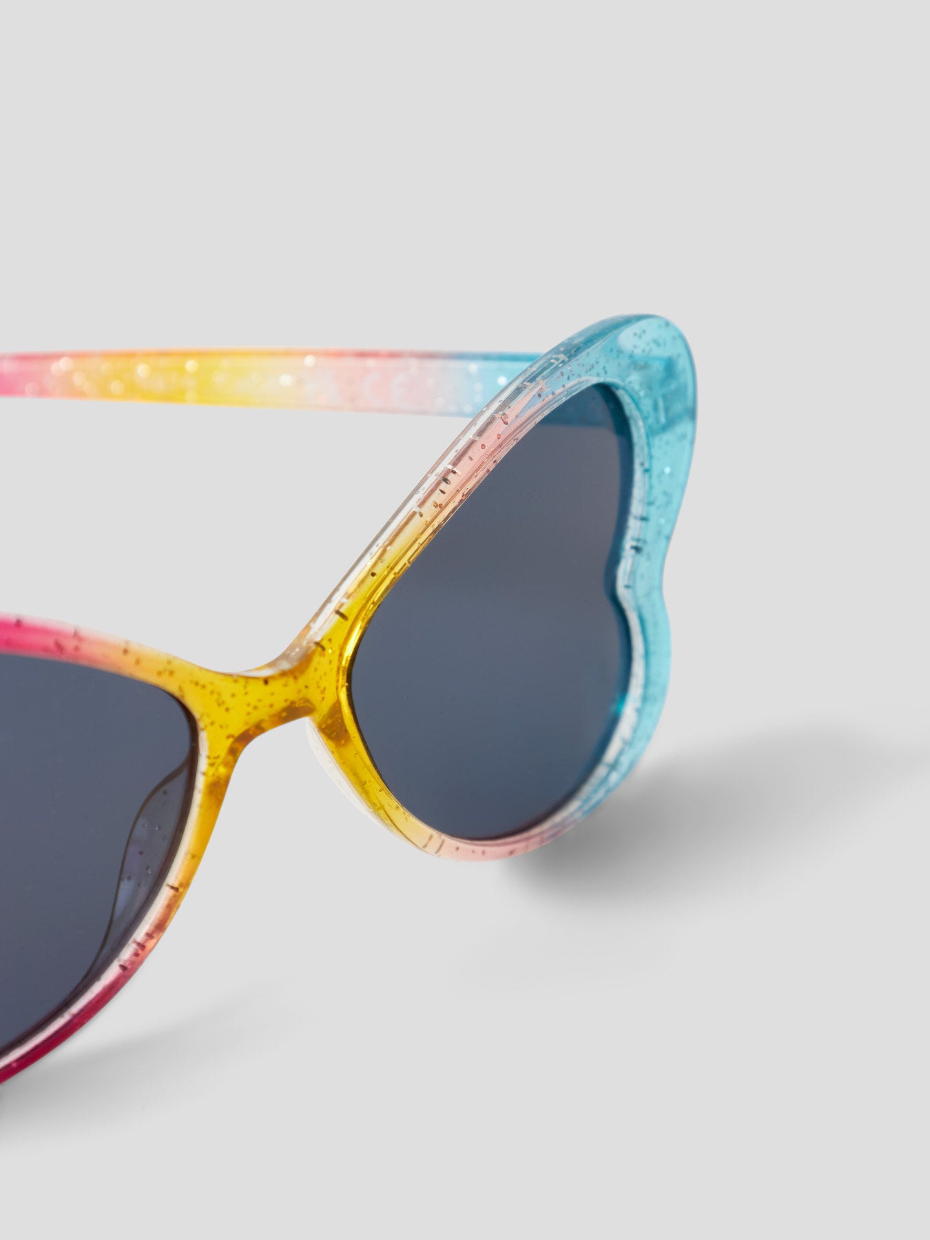 Hjärtformade sol glasögon till liten flicka. Solbrillor, solglasögon till flicka från Name it.
NMFFRANA SUNGLASSES
13251872